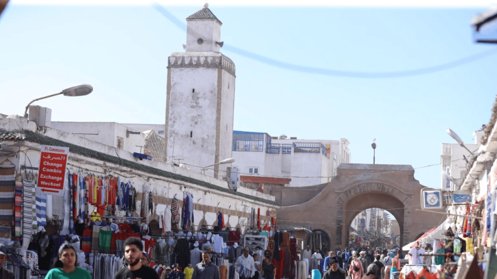 إطلالة على المدينة القديمة في الصويرة، المغرب، مع أسوارها التاريخية ومعالمها السياحية الشهيرة.