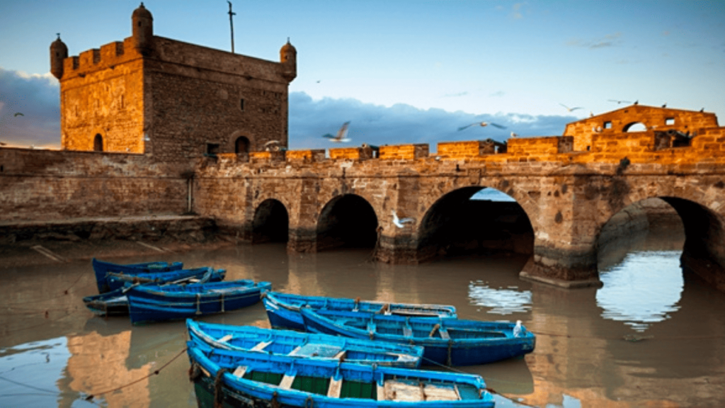 سقالة المرصى في الصويرة، المغرب، مع منظر رائع للأسوار التاريخية والمحيط الأطلسي.